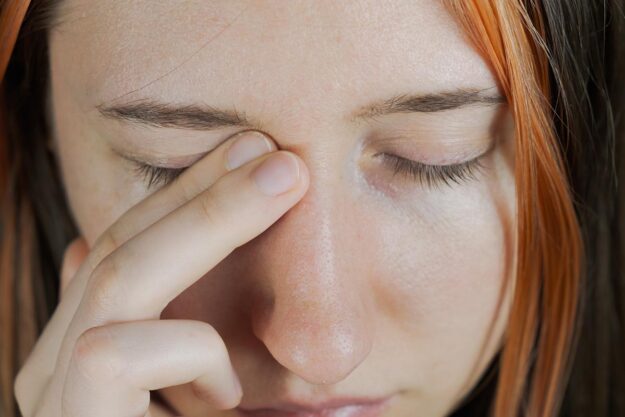 4 Heroin Addiction Symptoms girl showing signs of needing heroin addiction treatment